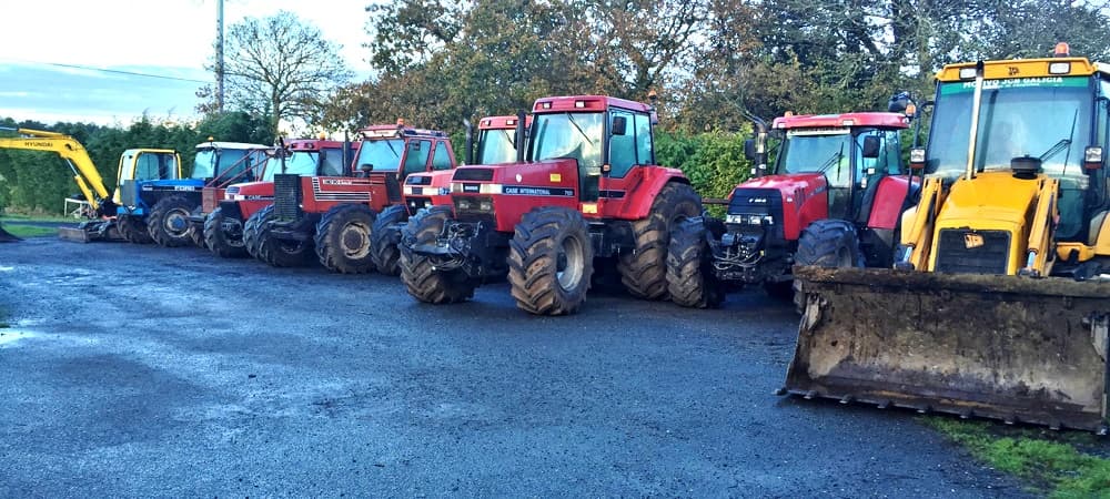 Variedad de Tractores y Palas mixtas predispuestas en fila